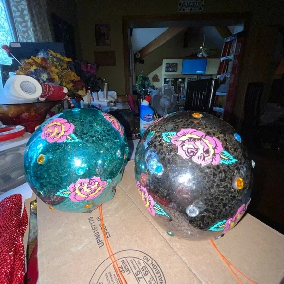 Bright colored skulls - Picture 2 of 5